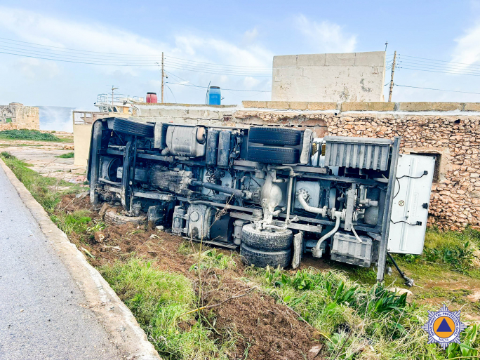 Gas carrier overturns in Mellieħa following road traffic collision