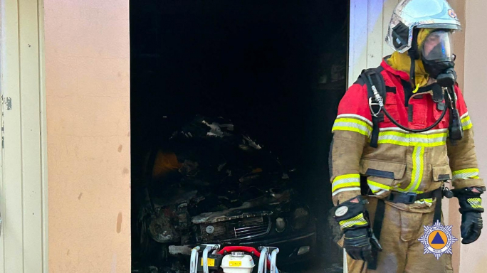 Car fire engulfs garage in Mellieħa
