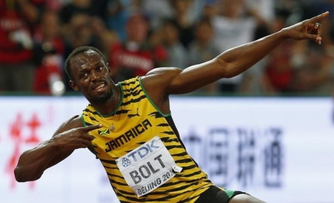 [WATCH] Bolt taken out by cameraman after winning 200m gold