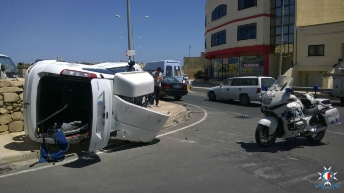 Car overturns in Zabbar