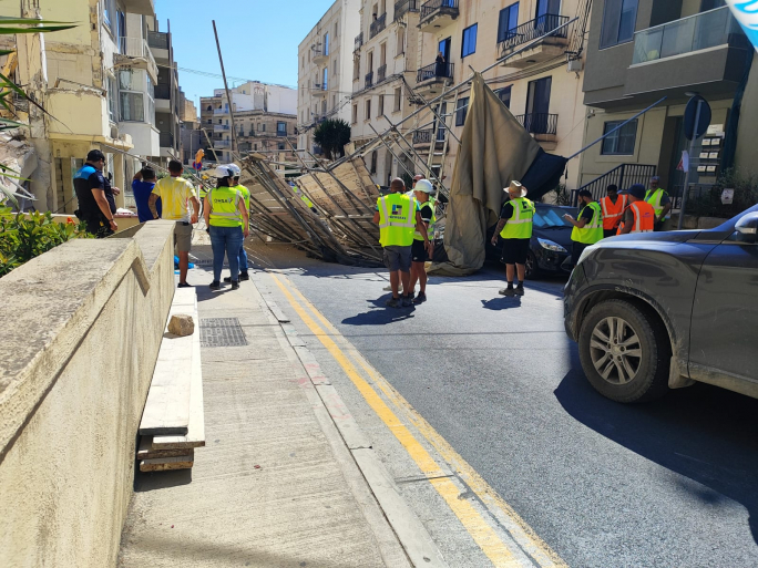 WATCH | Scaffolding collapses onto Gżira street during demolition