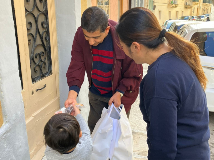Volunteers hand out 350 meals to people and families in need