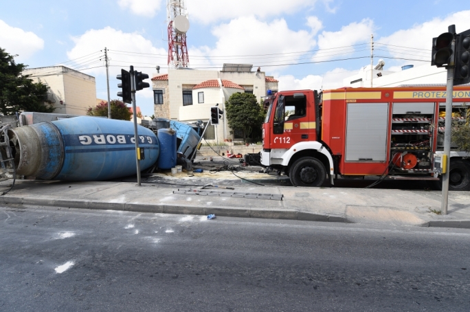 [VIDEO] Concrete mixer overturns