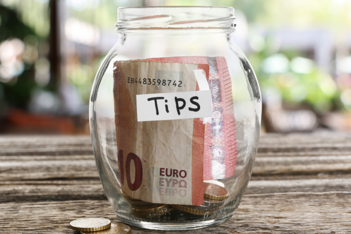 Women admits to stealing €250 tips from Mellieħa kiosk, co-accused claims he had no involvement