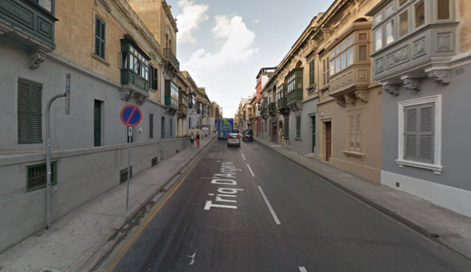 Robbers flee with cash after hold-up at Gżira shop