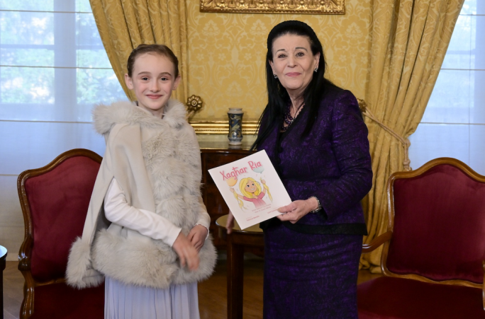 President meets young girl who donated her hair to help sick children