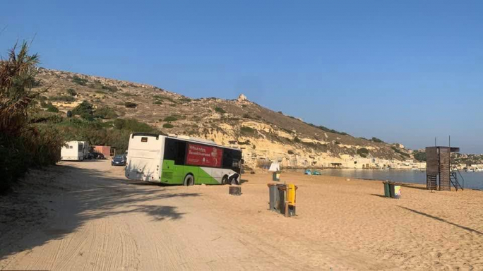 Bus gets beached on Ġnejna Bay while trying to reverse