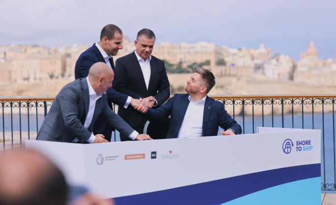 Government signs shore-to-ship agreement with Carnival UK & P&O Cruises