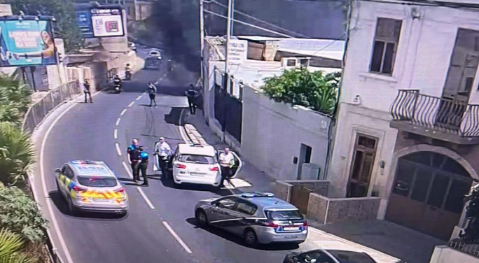 Aldo Moro Road's southbound lane closed due to fire
