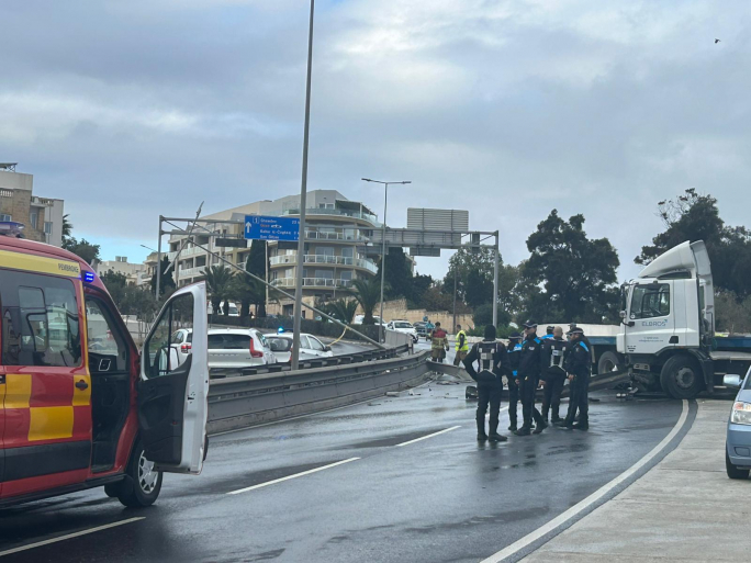 Trailer loses control at Kappara Junction blocking southbound carriageway