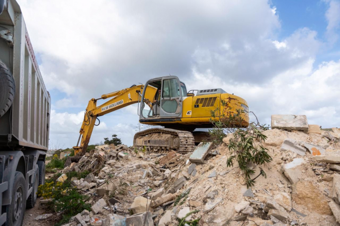 600 tonnes of waste cleared as White Rocks clean-up gets underway