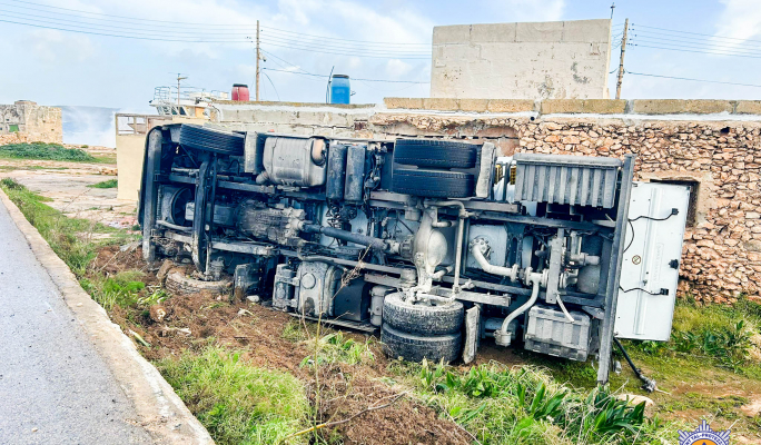 Gas carrier overturns in Mellieħa following road traffic collision
