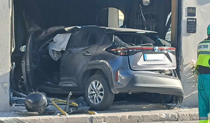 Cab driver who crashed into hair salon was waiting for passengers