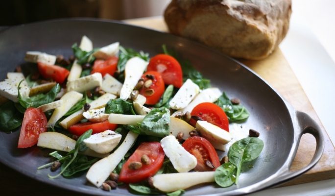 [WATCH] Smoked gbejna and pear salad