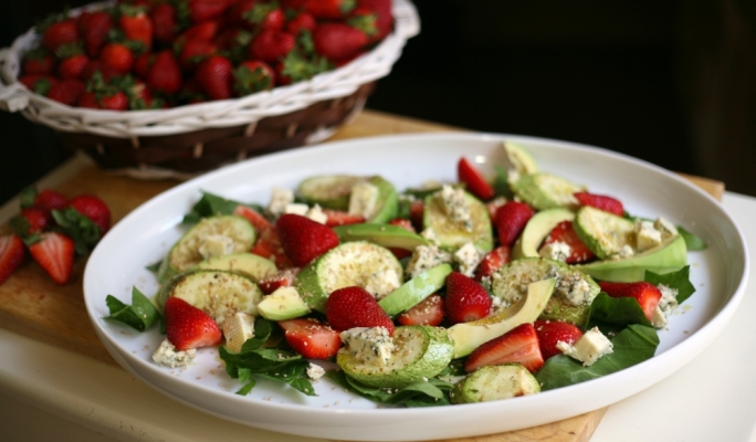 [WATCH] Strawberry and blue cheese salad with marrows, avocado and sesame seeds